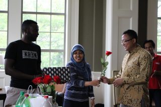 Farewell gift for graduating Fulbrighters