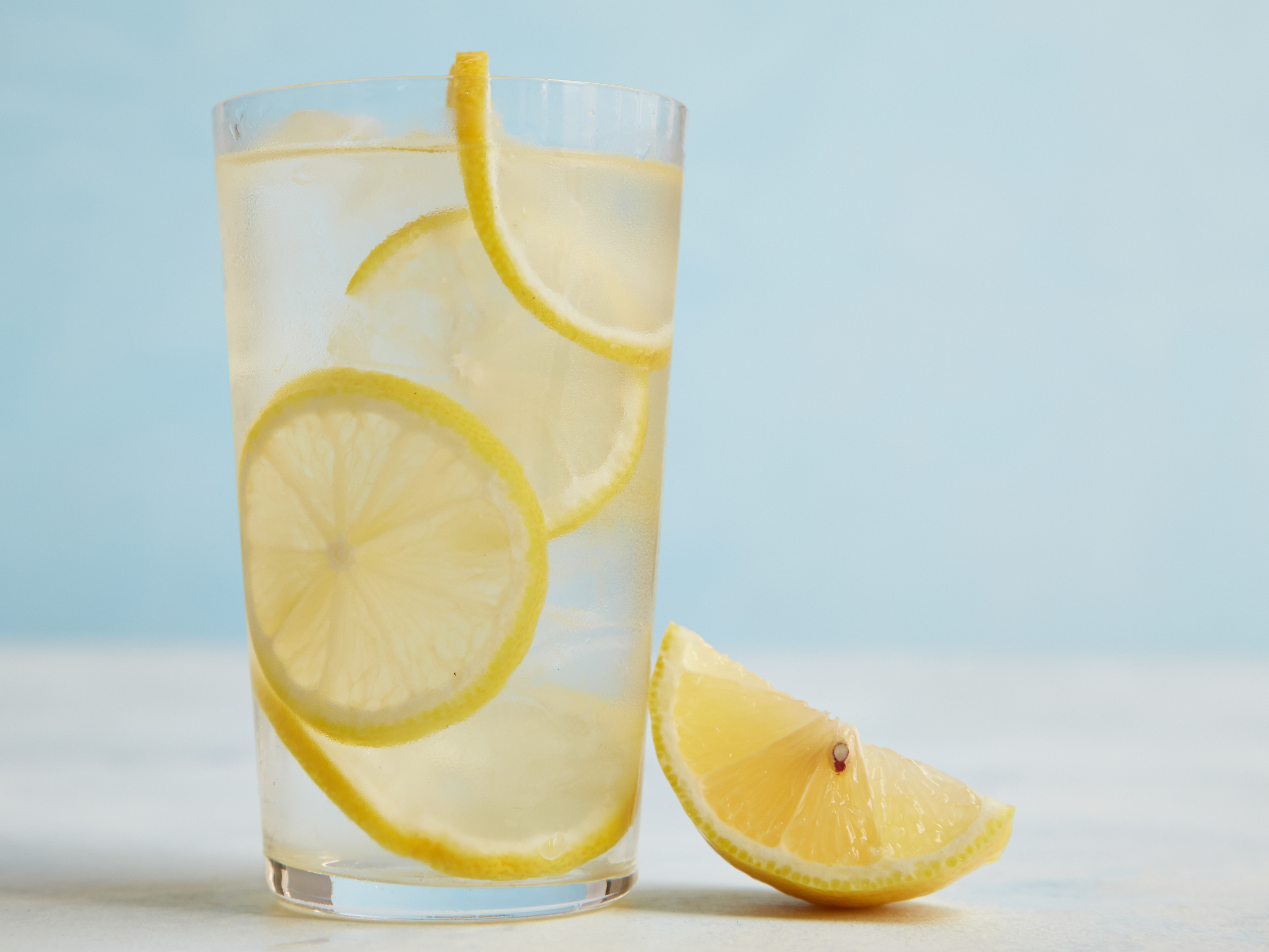 Вода с лимон на тощак. Вода с лимоном. Стакан воды с лимоном. Стакан с лимоном. Лимонный компот.