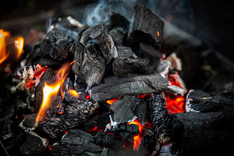 Burning fossil. Уголь. Каменный уголь. Горящие угли. Тлеющий уголь в мангале.