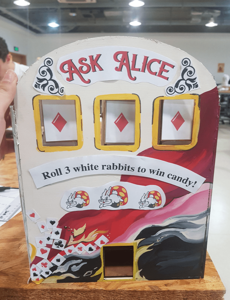 Ask Alice Slot Machine, outer design