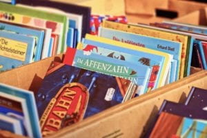 Libros para niños en una caja