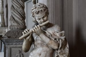 Escultura de mármol. Un ángel toca la flauta. El Vaticano