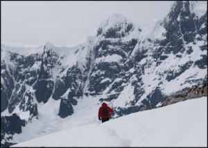 Explorador caminando por la nieve de la Antártica