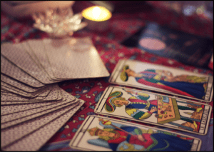 Cartas de tarot sobre una mesa.