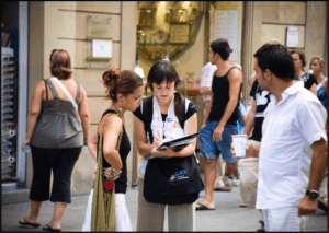 Reclutadora de una ONg captando clientes en la calle