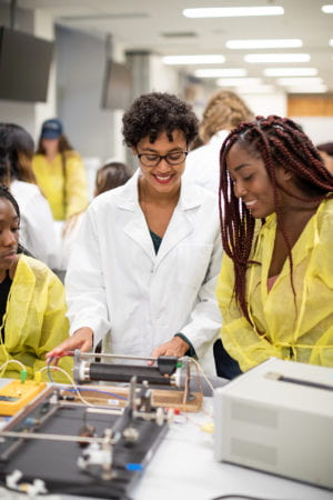 NYU Sydney students in the Physics Lab