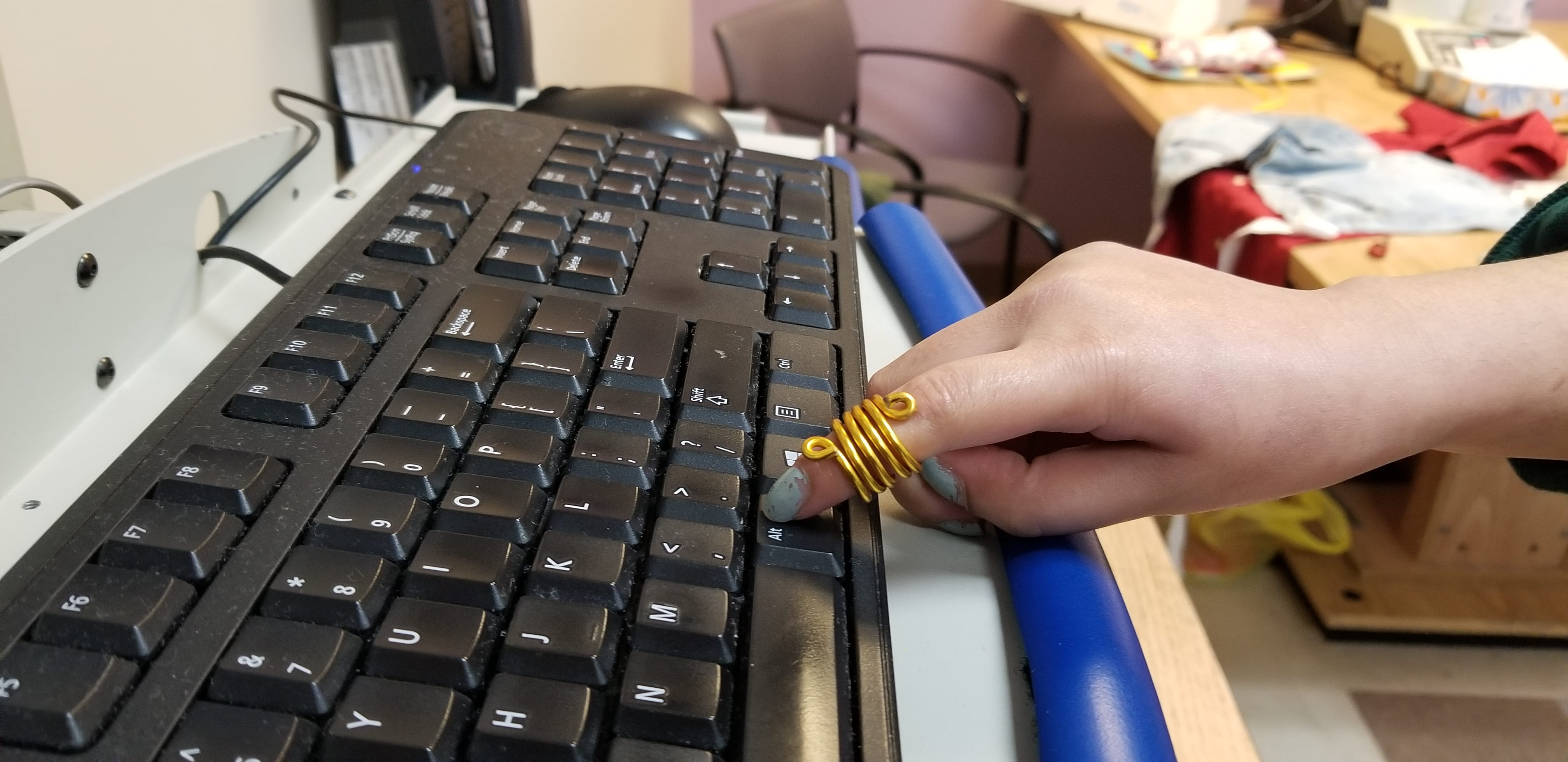 THE TIP OF THE FINGER IS MORE STABLE AND NOW HAS THE STRENGTH TO PUSH THE BUTTON ON THE KEYBOARD WITH THE ALUMINUM WIRE ORTHOSIS ON