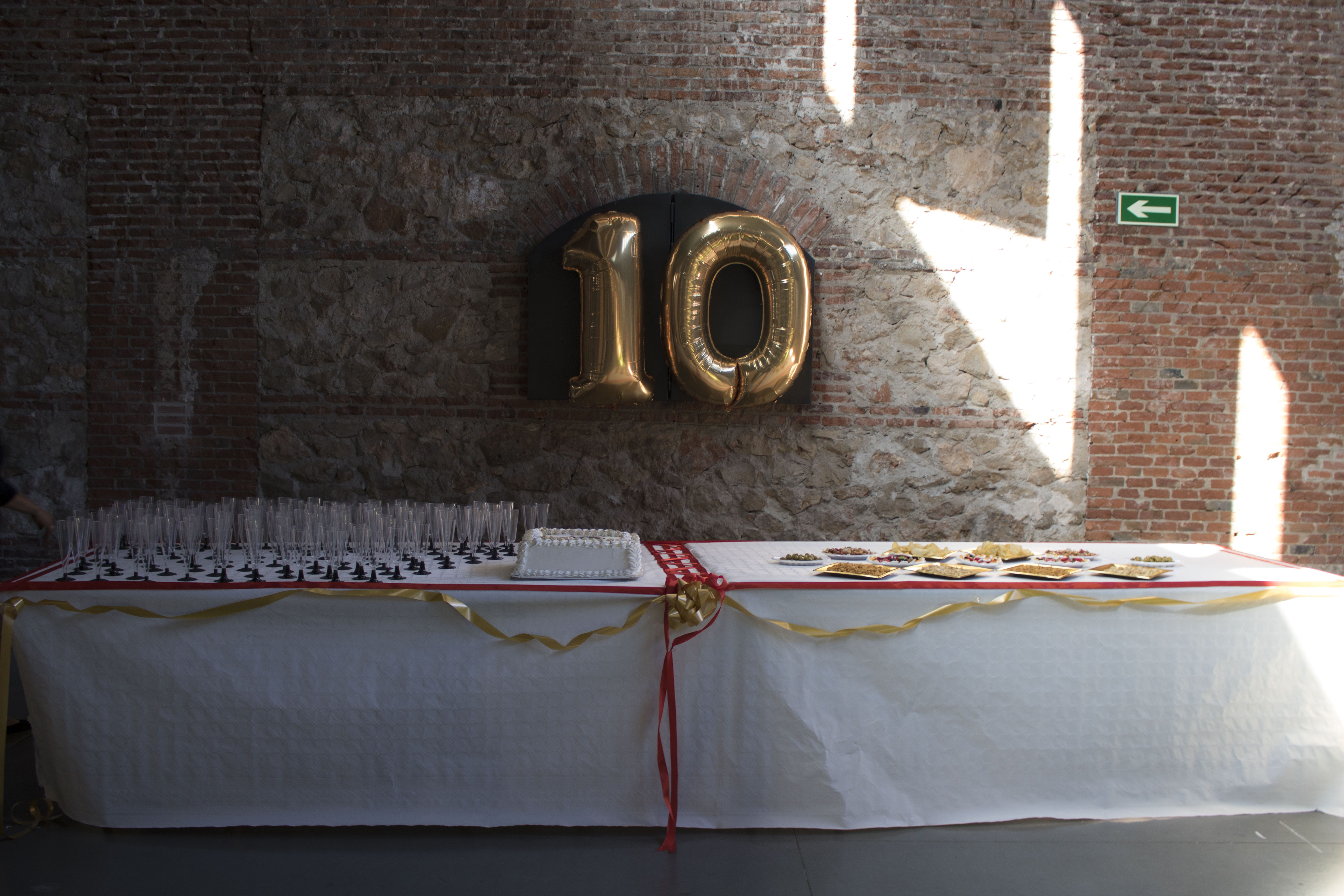 Table with '10'-shaped ballon