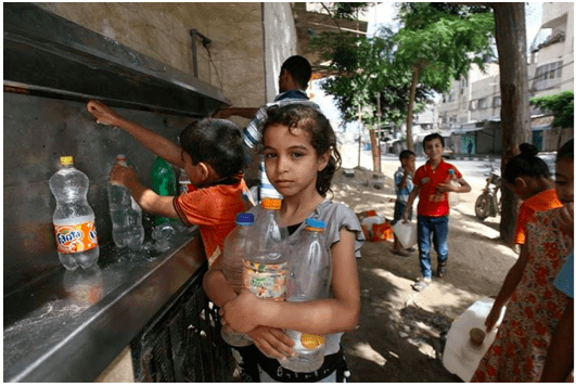 children filling water bottles